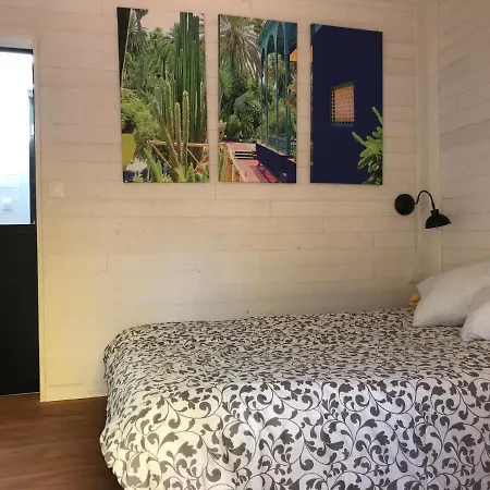 Guest house Hotes Gay Masculins Uniquement 2*