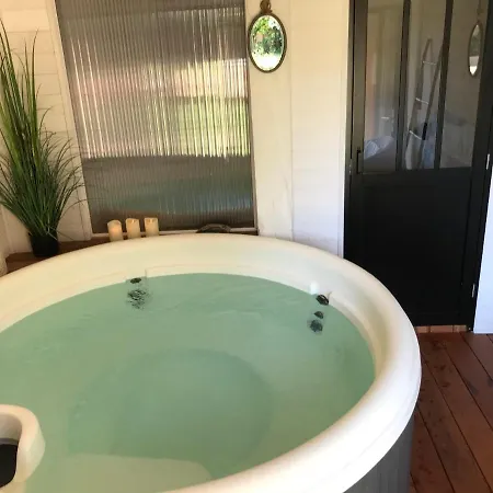 Guest house Hotes Gay Masculins Uniquement 2*